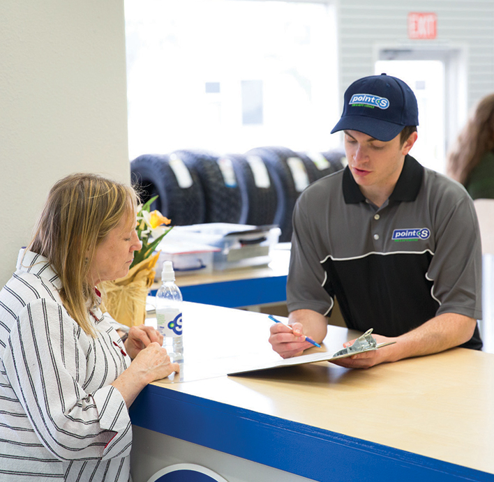 Services Image Expert With Customer Section 5 708X691 1 (1)